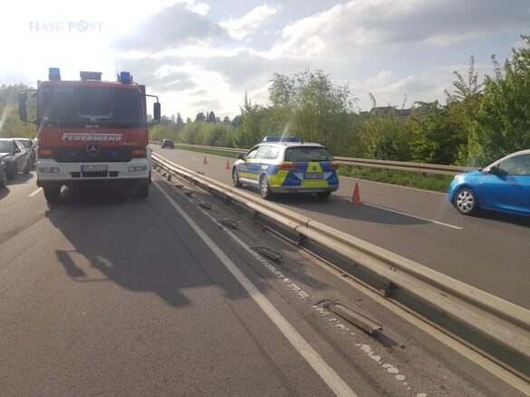 LKW und PKW stoßen auf Bundesstraße zusammen, LKW stürzt ab