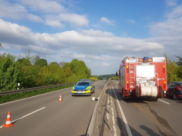 LKW und PKW stoßen auf Bundesstraße zusammen, LKW stürzt ab