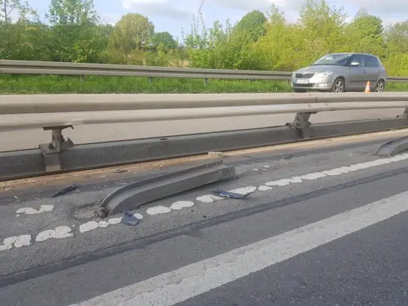 LKW und PKW stoßen auf Bundesstraße zusammen, LKW stürzt ab