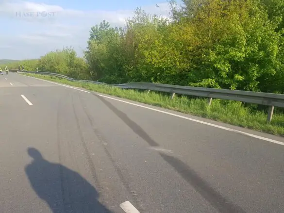 LKW und PKW stoßen auf Bundesstraße zusammen, LKW stürzt ab