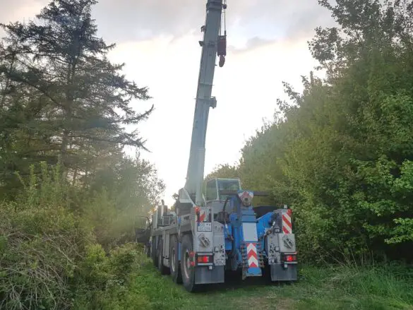 LKW und PKW stoßen auf Bundesstraße zusammen, LKW stürzt ab