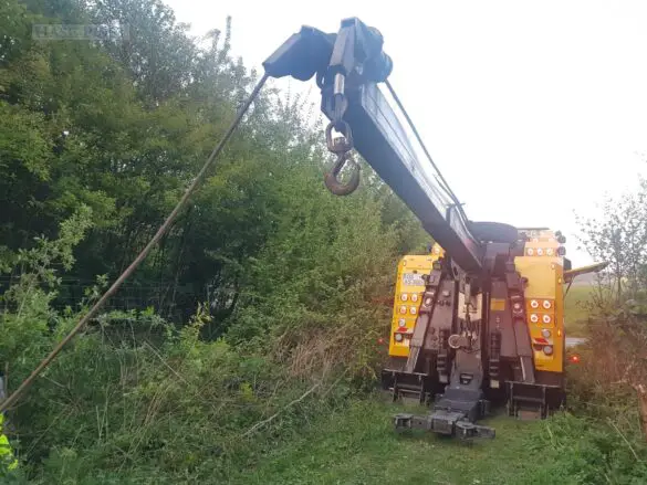 LKW und PKW stoßen auf Bundesstraße zusammen, LKW stürzt ab