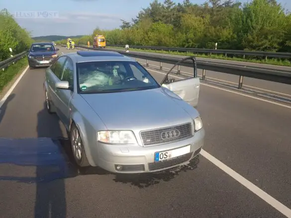PKW kracht an Unfallstelle in Streifenwagen PKW kracht an Unfallstelle in Streifenwagen