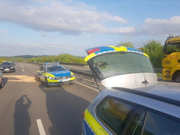 PKW kracht an Unfallstelle in Streifenwagen PKW kracht an Unfallstelle in Streifenwagen