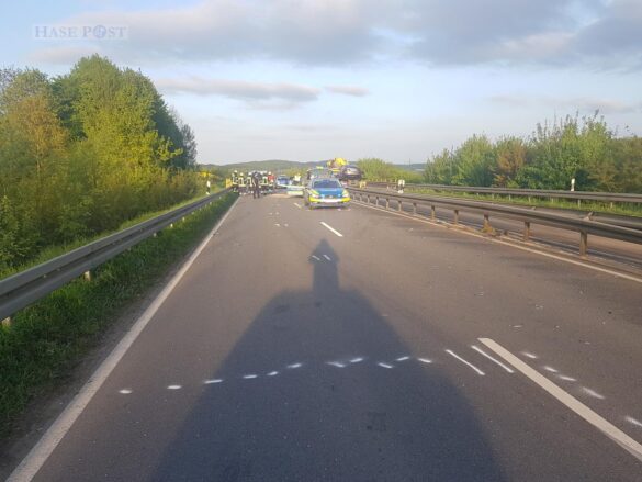 PKW kracht an Unfallstelle in Streifenwagen PKW kracht an Unfallstelle in Streifenwagen