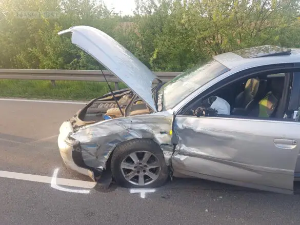 PKW kracht an Unfallstelle in Streifenwagen PKW kracht an Unfallstelle in Streifenwagen