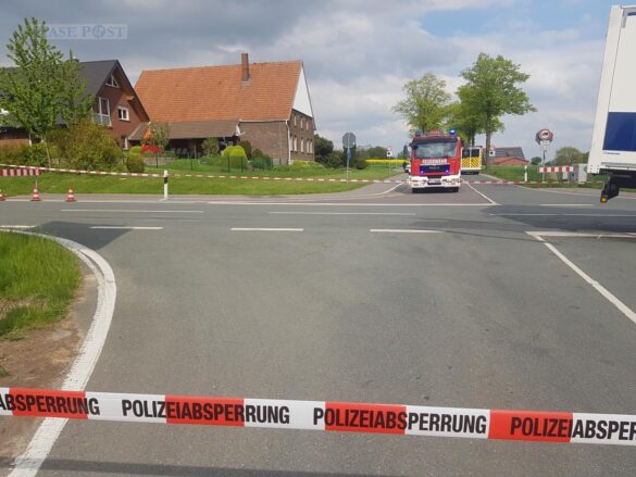 Polizeiabsperrung und Feuerwehr an Kreuzung nach Unfall Polizeiabsperrung und Feuerwehr