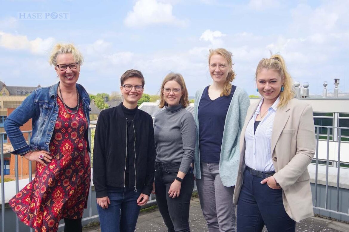 Bettina Charlotte Belker (links) freut sich über die neuen Entwicklungsprofessuren, die (künftig) von Laura Naumann, Dr. Clara Mehlhose, Dr. Kerstin Erfmann, Dr. Nina-Alexandra Götz sowie Dr. Padma Iyenghar (nicht auf Bild) besetzt werden. / Foto: Hochschule Osnabrück