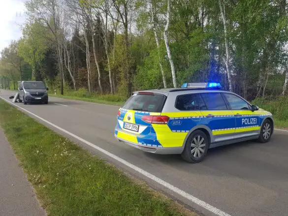 Motorradfahrerin prallt durch Heckscheibe eines Vans Motorradfahrerin prallt durch Heckscheibe eines Vans