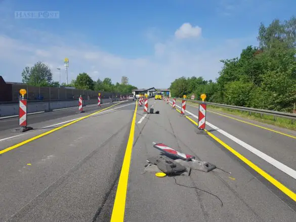PKW-Anhänger kippt in Baustelle auf Autobahn 30 um