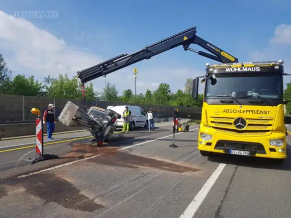 PKW-Anhänger kippt in Baustelle auf Autobahn 30 um