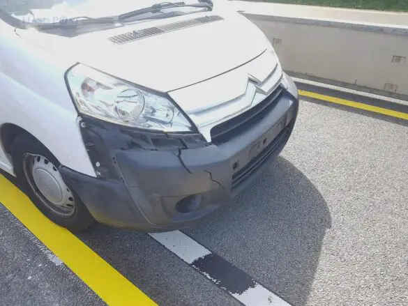 PKW-Anhänger kippt in Baustelle auf Autobahn 30 um