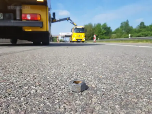 PKW-Anhänger kippt in Baustelle auf Autobahn 30 um
