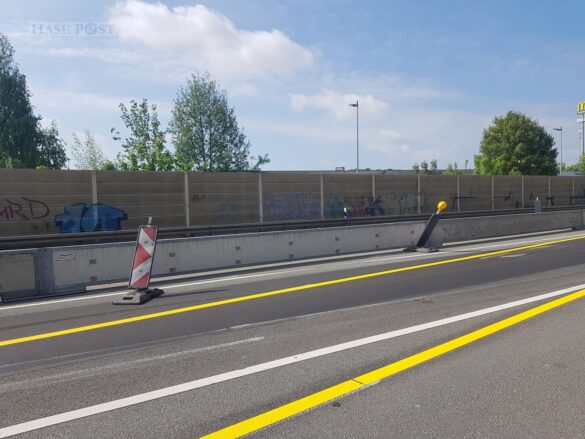 PKW-Anhänger kippt in Baustelle auf Autobahn 30 um
