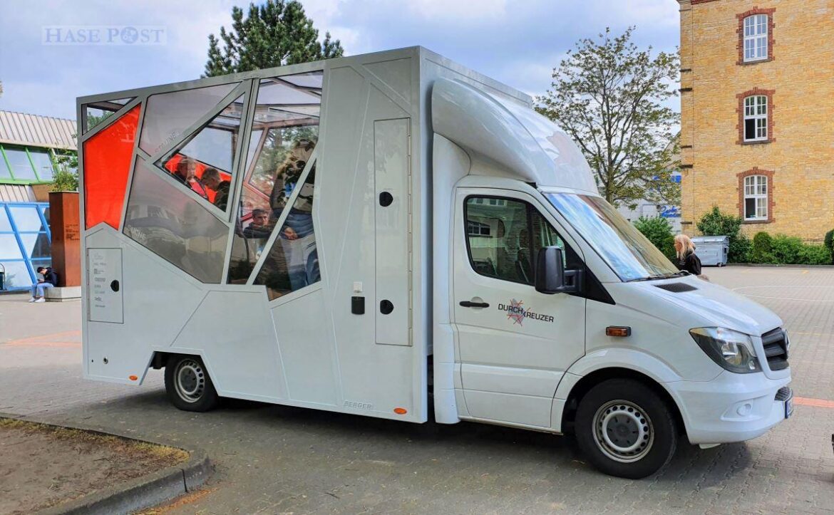 "durchkreuzer" parkt im Hof der Domschule. / Foto: Groenewold