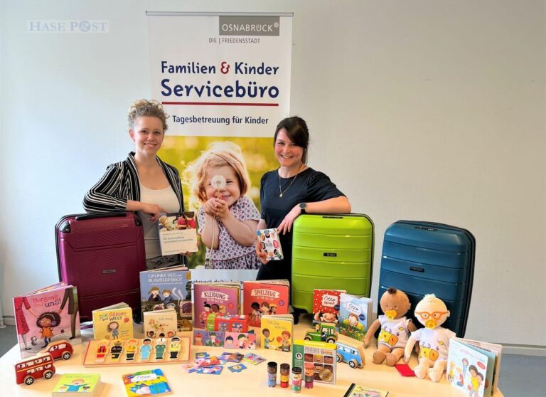 Die beiden Koordinatorinnen für das Bundesprogramm ProKindertagespflege im Familien & Kinder Servicebüro Verena Lemper und Alina Wienströer präsentieren die Inklusionskoffer. / Foto: Stadt Osnabrück, Marina Jessen