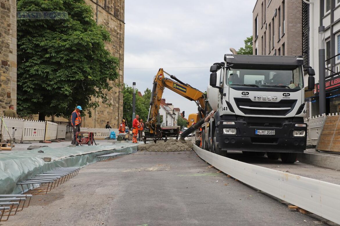 Von der Johanniskirche aus wird die Fahrbahn in der Johannisstraße in Richtung Neumarkt betoniert / Foto: Stadt Osnabrück / Simon Vonstein