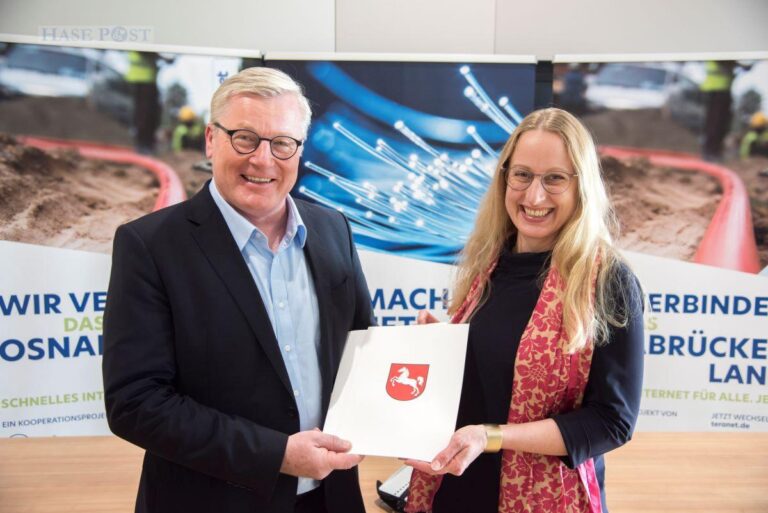 Wirtschaftsminister Bernd Althusmann überreichte Landrätin Anna Kebschull Förderbescheide in Höhe von knapp 53 Millionen Euro. / Foto: Landkreis Osnabrück/Uwe Lewandowski