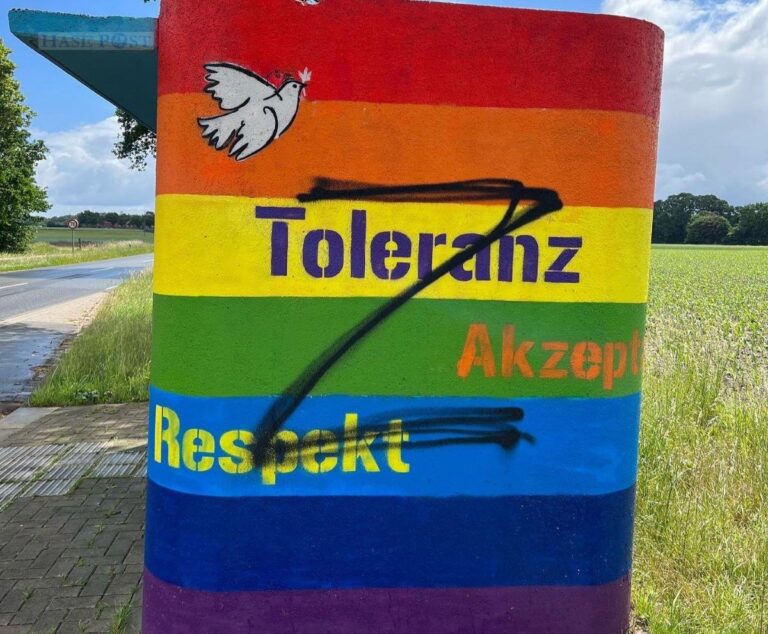 Die Regenbushaltestelle ist mit dem "Z"-Symbol beschmiert worden. / Foto: Wahlkreisbüro Anke Hennig