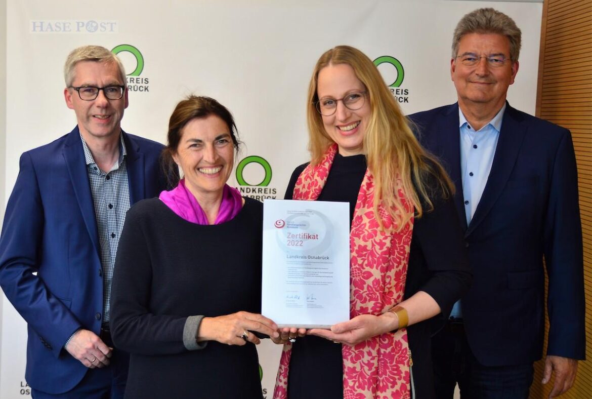 Beatrix Schwarze vom Verein „Familiengerechte Kommune“ (vorne links) überreichte Landrätin Anna Kebschull das Zertifikat „Familiengerechter Landkreis“. Dies auch zur Freude von Referatsleiter Michael Fedler (links) und Kreisrat Matthias Selle. / Foto: Landkreis Osnabrück/Henning Müller-Detert