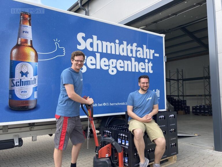 Andreas Wiesing und Kristoff Drees sind ganz begeistert vom neuen Bier. / Foto: Schulte