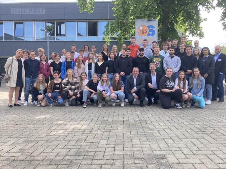 Die Schülerinnen und Schüler freuen sich über den Besuch von Innenminister Boris Pistorius. / Foto: Schulte