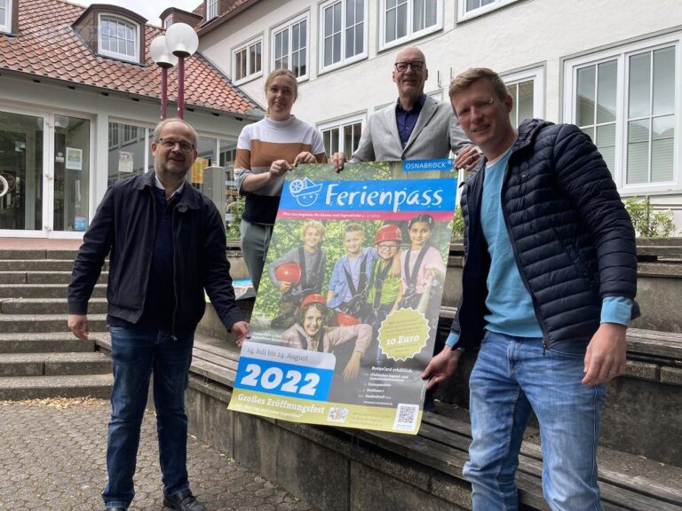 (von links) Mathias Owerrin, Michaela Teuber, Wolfgang Beckermann und Nils Bollhorn freuen sich auf das actiongeladene Ferienpassprogramm der Stadt. / Foto: Schulte