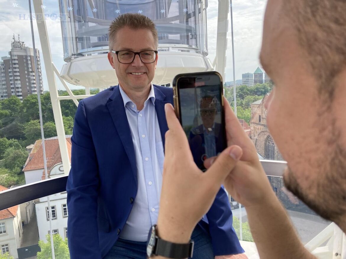 Für die Redaktion ging es auf der Maiwoche hoch hinaus: Unser erster Gast war Frank Henning. / Foto: Schulte