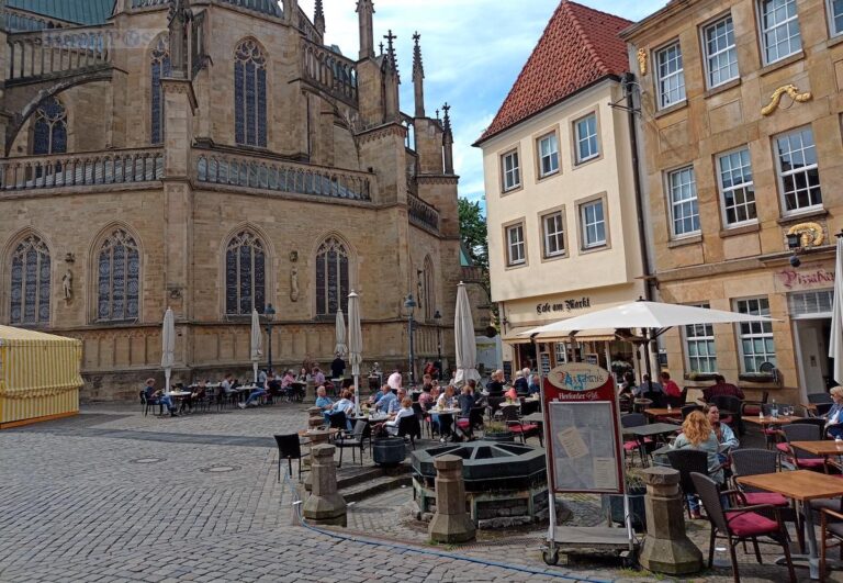 Menschen am Osnabrücker Marktplatz. / Foto: Brockfeld