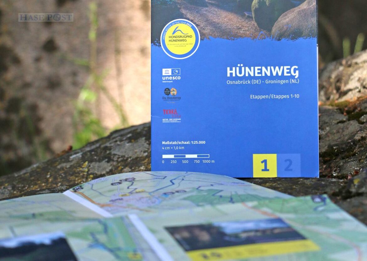 Mehr Wanderspaß: Für den Hünenweg haben die UNESCO Global Geoparks TERRA.vita und De Hondsrug eine kostenlose Faltkarte aufgelegt. / Foto: TERRA.vita/Sontka Miener