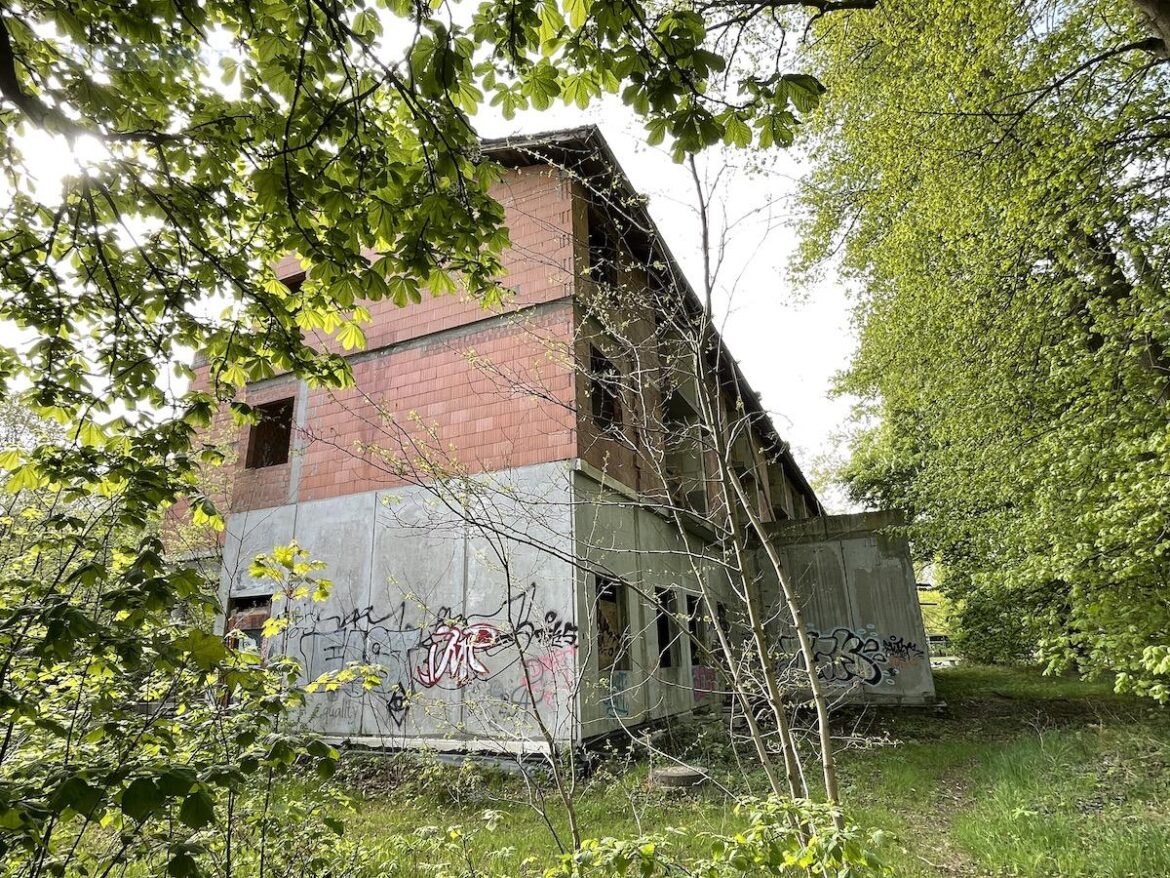 Haus am See (Barenteich 1) in bester Lage, die Stadt verbietet die Fertigstellung; Foto: Pohlmann