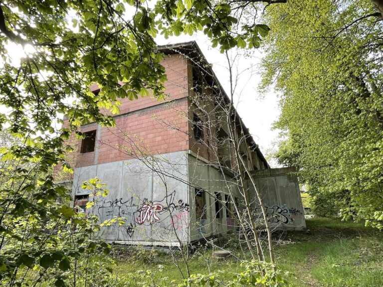 Haus am See (Barenteich 1) in bester Lage, die Stadt verbietet die Fertigstellung; Foto: Pohlmann