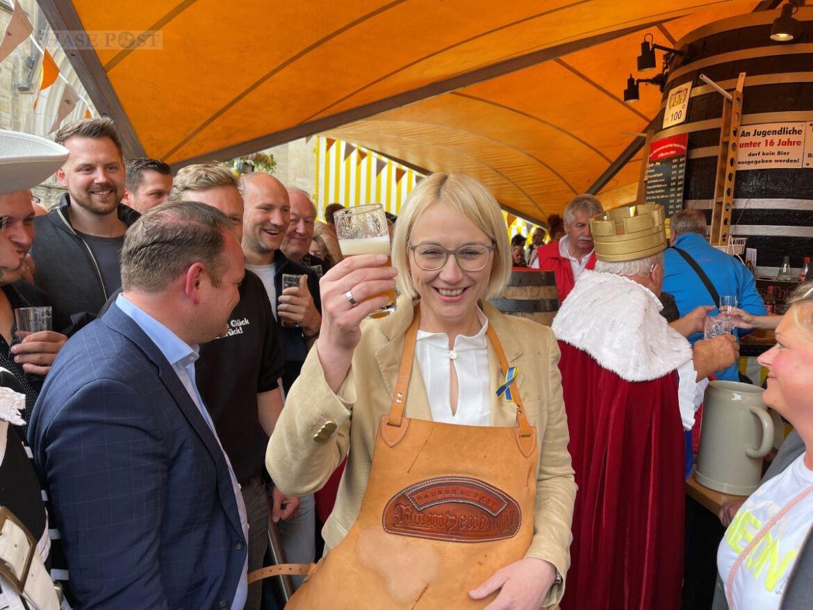 3 Schläge brauchte Oberbürgermeisterin Katharina Pötter für den Fassanstich. / Foto: Pohlmann