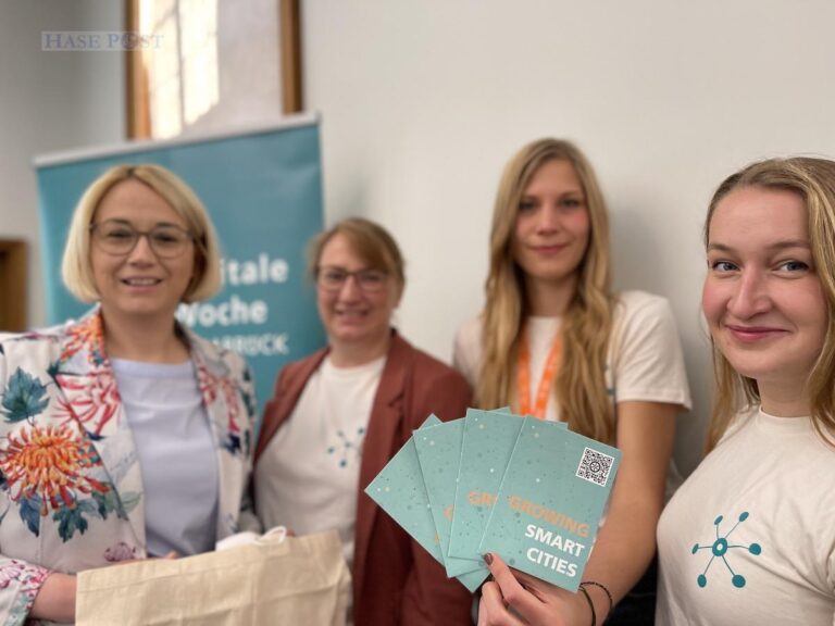 (Archivbild) Oberbürgermeisterin Katharina Pötter, Magdalena Knappik, Leiterin Stadt- und Regionalentwicklung, Anna-Lena Meiners, Teamleitung Smart City und Luca Bauer, Smart Region Förderprojekt, stellen das Programm der Digitalen Woche Osnabrück vor. / Foto: Pohlmann