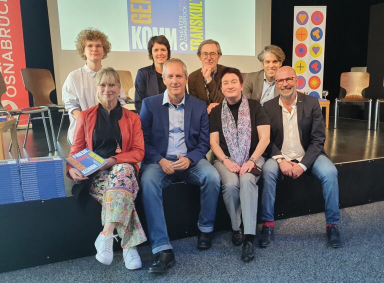 Das Leitungsteam des Theaters Osnabrück: Vorne (von links): Marguerite Donlon, Ulrich Mokrusch, Juliane Piontek, Norbert Schmittberg; Hinten (von links): Claudia Lowin, Tanja Spinger, Christian Schlüter, Andreas Hotz