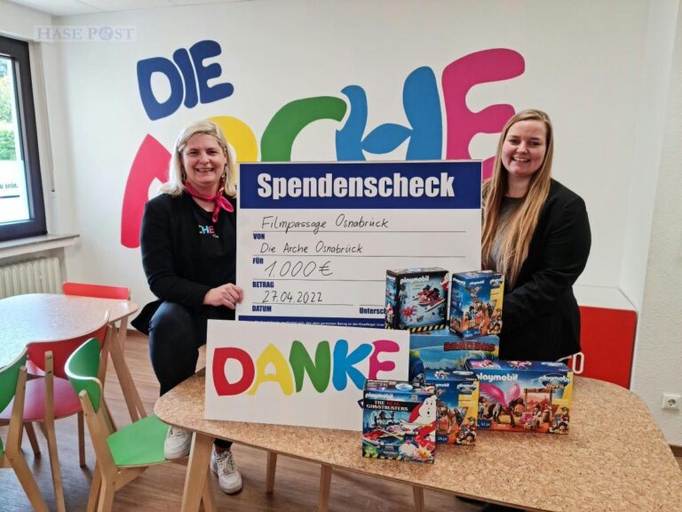 Spendenübergabe an die Arche: Stephanie Koopmann (links) erhält Spendencheck von Saskia Motz (Hall of Fame). / Foto: Hall of Fame