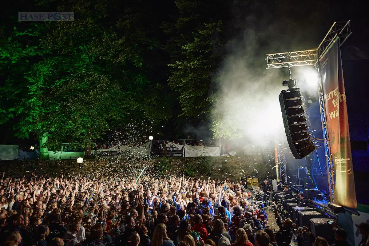 Ausgelassene Stimmung an der Bühne am Herrenteichswall / Foto: Martin Rupik