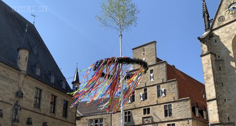 Maibaum vor dem Osnabrücker Rathaus