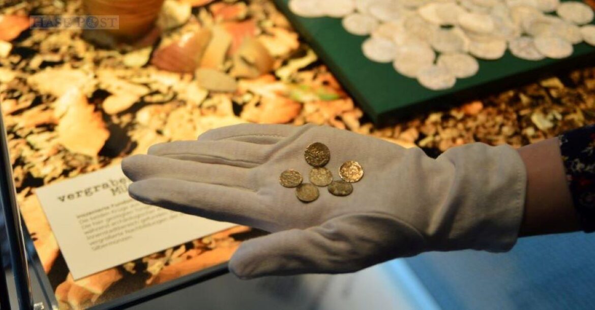 Münzen aus dem 14. Jahrhundert, die Teil des Funds im Börsteler Wald sind. / Foto: Landkreis Osnabrück / Henning Müller-Detert