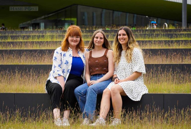 Die Studentinnen der Hochschule Osnabrück (v.l.n.r.) Lea Evers, Vanessa Buschhorn und Isabel Kostrowski bilden das Projektteam hinter „Bego – das Bewegungsbingo“. / Foto: Hochschule Osnabrück