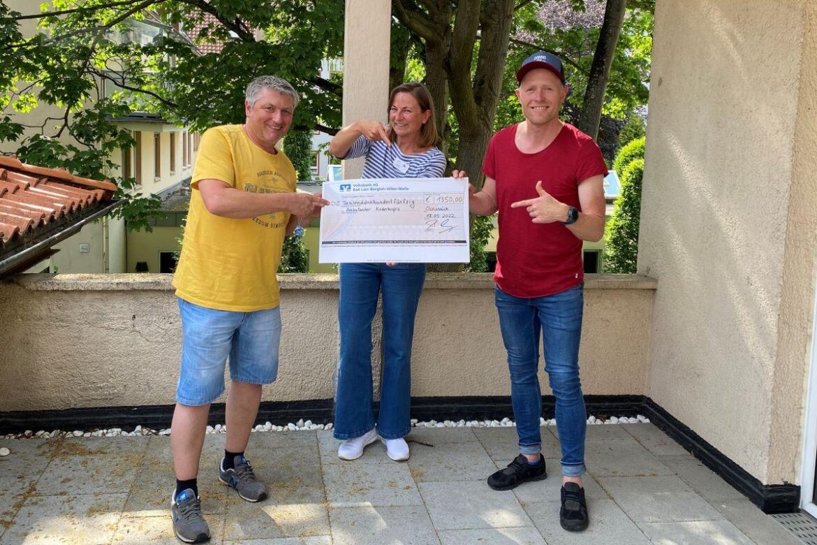 Thomas Exner (osnaball.de), Tanja Wille (AKO) und Thorsten Pisker (Leo Channel) (von links) bei der Spendenübergabe. / Foto: Pisker