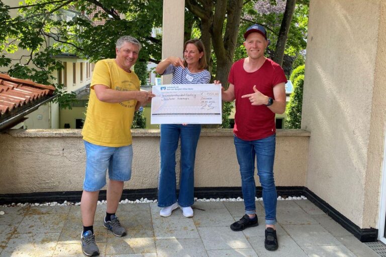 Thomas Exner (osnaball.de), Tanja Wille (AKO) und Thorsten Pisker (Leo Channel) (von links) bei der Spendenübergabe. / Foto: Pisker