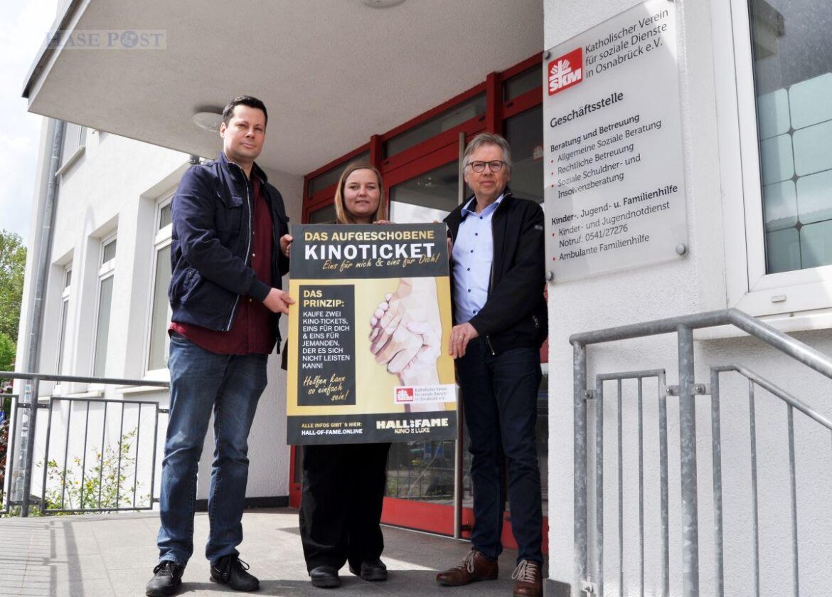 Spendenübergabe der "Aufgeschobenen Kinotickets" an den SKM. Von links: Steffen Pabst (Betriebsleitungsassistent HALL OF FAME), Saskia Motz (Theaterleitung HALL OF FAME), Michael Strob (Geschäftsführer SKM) / Foto: Thomas Kater (SKM)