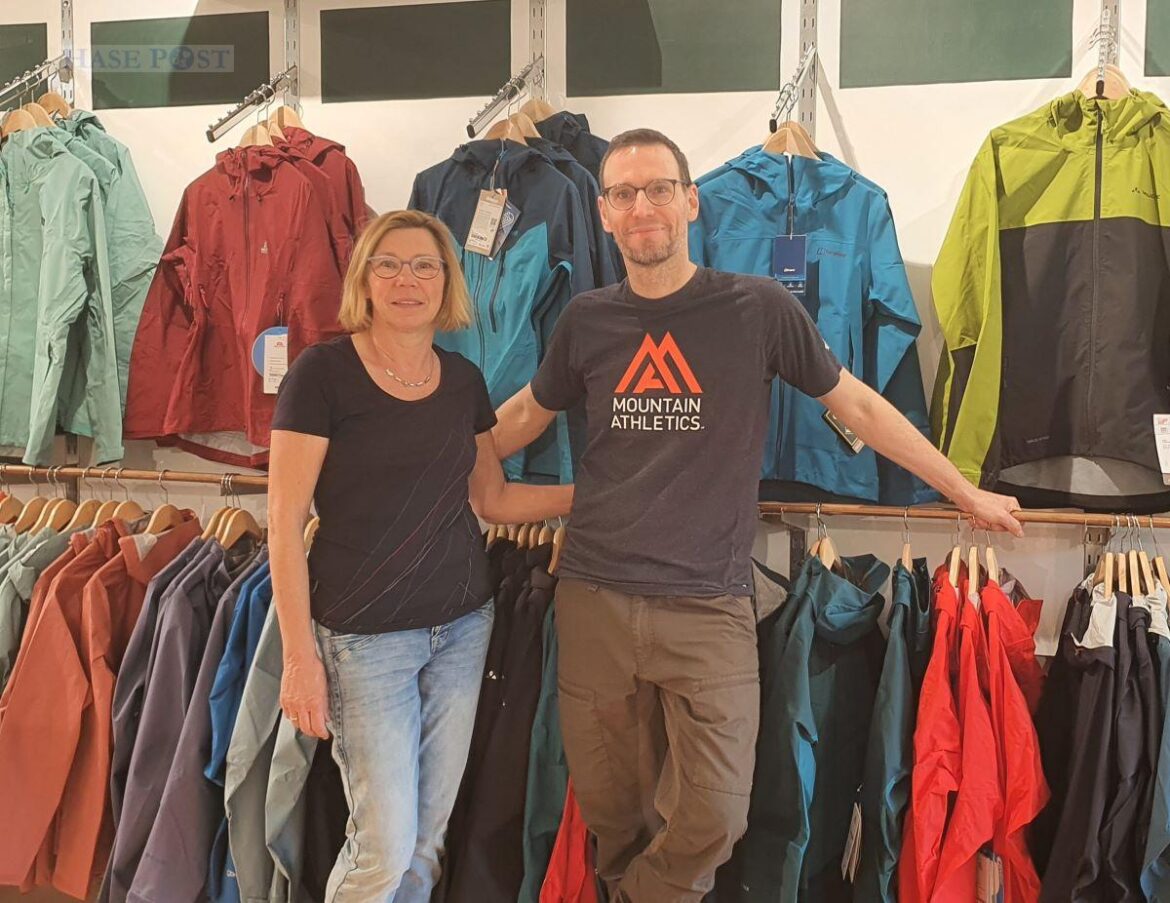 Der Inhaber Daniel Hancock und die langjährige Mitarbeiterin Sabine Schallenberg freuen sich auf die Wiedereröffnung des Vagabund. / Foto: Groenewold