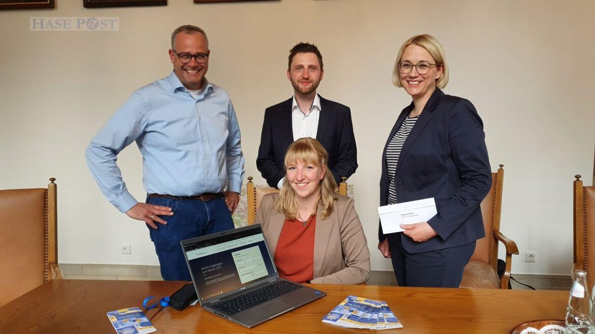 Vorstellung des Ablaufes und der Hintergründe des Zensus 2022 im Rathaus Osnabrück. Vorne: Annika Eußner (Stellvertretende Leiterin der Erhebungsstelle); Hinten, von links: Dr. Claas Beckord (Leiter des Referates Nachhaltige Stadtentwicklung), Alexander Bartsch (Leiter der Erhebungsstelle), Oberbürgermeisterin Katharina Pötter / Foto: Groenewold