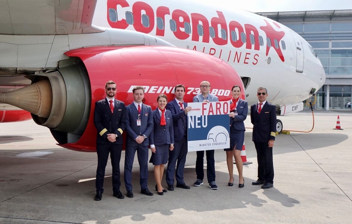 Die Corendon-Crew des Erstfluges vom FMO nach Faro wurde von Mathias Richter (3.vr) vom FMO-Aviation-Marketing auf dem Vorfeld willkommen geheißen.