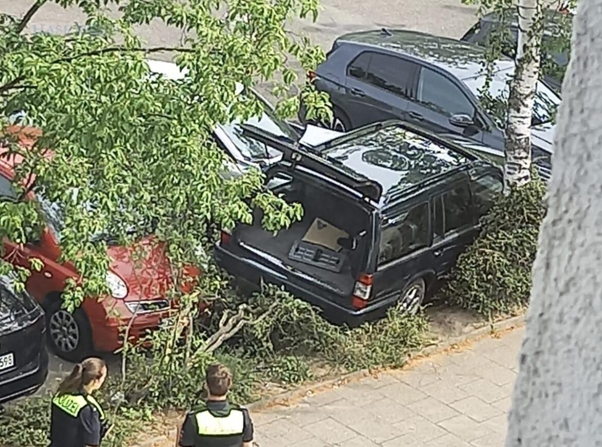 PKW kommt auf zwei geparkten Autos zum Stehen. / Foto: Privat