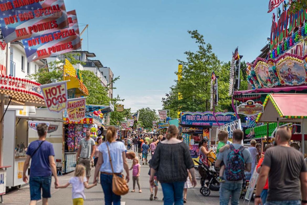 Die Festmeile im Wallenhorster Zentrum lockt mit Kirmesflair und kulinarischen Angeboten.