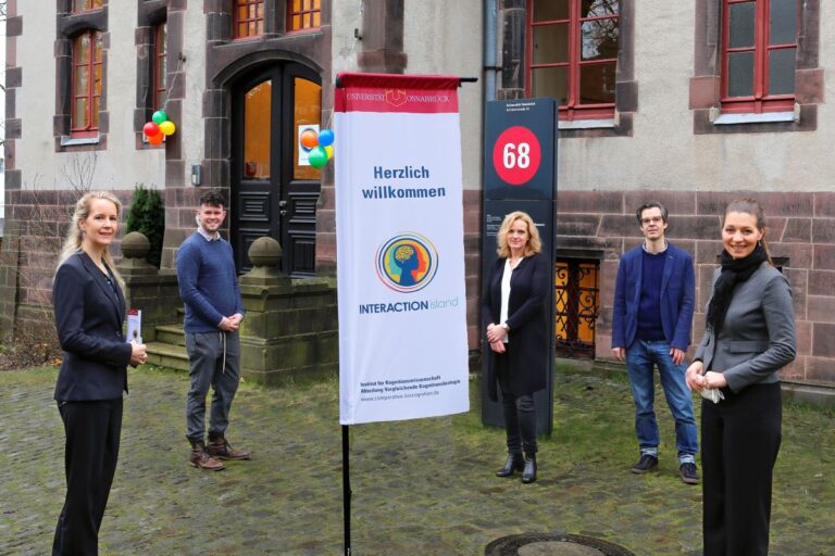 Prof. Dr. Simone Pika, Dr. Samuel Cosper, Dorothee Möllmann (Assistenz), Prof. Dr. Dominik Krinninger vom Institut für Erziehungswissenschaft und Universitätspräsidentin Prof. Dr. Susanne Menzel-Riedl (v.l.) vor dem Gebäude in der Artilleriestraße, in dem sich die Interaktionsinsel befindet. / Foto: Jens Raddatz