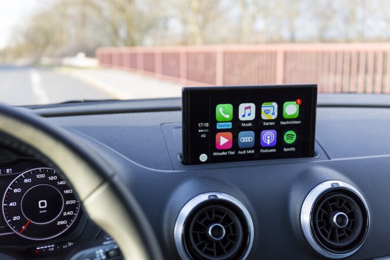 Heutzutage wird eine Vielzahl an Steuerungen in Fahrzeugen über Touch-Screen geregelt.